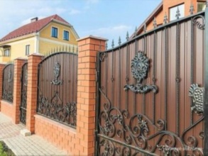 Кирпичный забор с ковкой  150 метров фото в Родниках