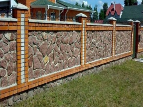 Кирпичный забор с камнем 12 метров фото в Родниках