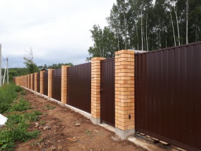Кирпичный забор на ленточном фундаменте 12 метров фото в Родниках