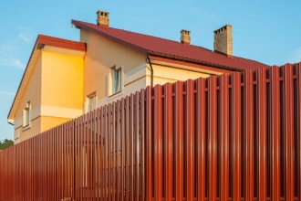 Забор из евроштакетника в шахматном порядке 150 метров фото недорого под ключ