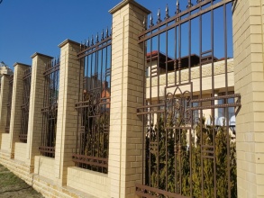 Кирпичный забор с ковкой  10 метров фото в Родниках