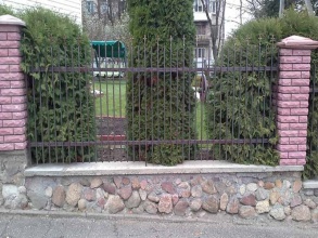 Сварные заборы с кирпичными столбами 80 метров фото в Родниках